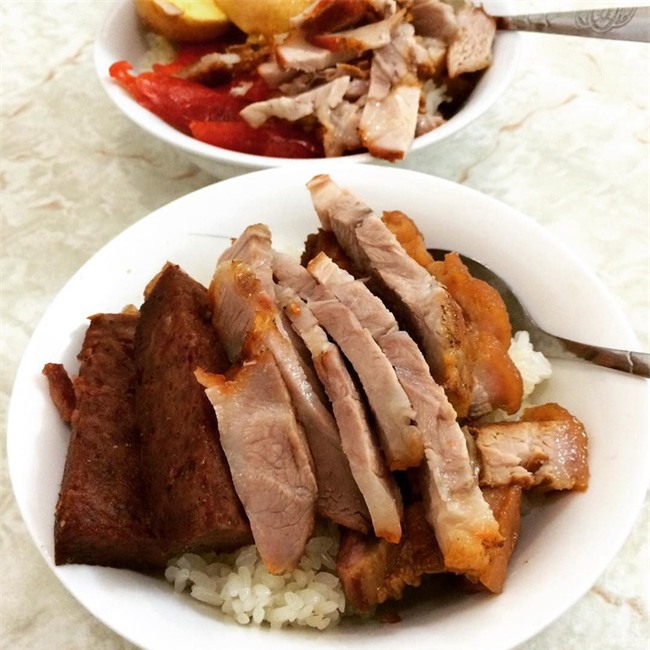 8 quán xôi tuy bình dân nhưng ngon hớp hồn người Hà Nội - Ảnh 2.