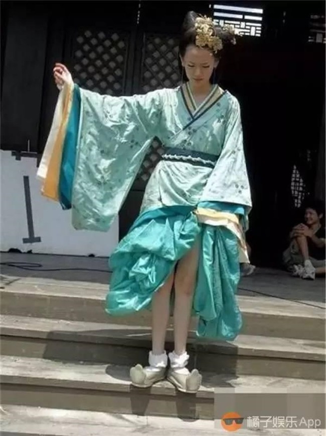 "cuoi rung ron" voi hau truong phim co trang ngay nong hinh anh 12