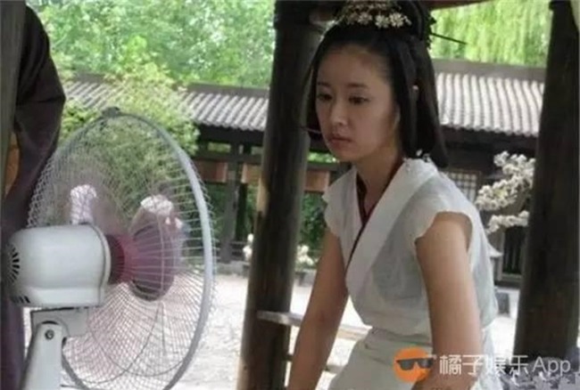 "cuoi rung ron" voi hau truong phim co trang ngay nong hinh anh 6