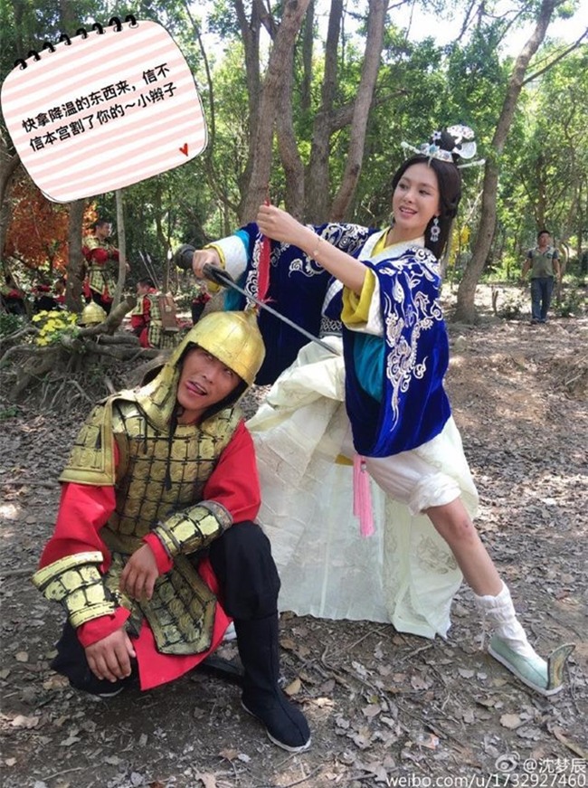 "cuoi rung ron" voi hau truong phim co trang ngay nong hinh anh 7