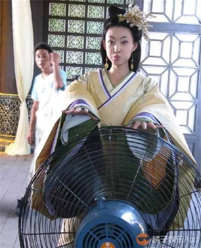 "cuoi rung ron" voi hau truong phim co trang ngay nong hinh anh 9