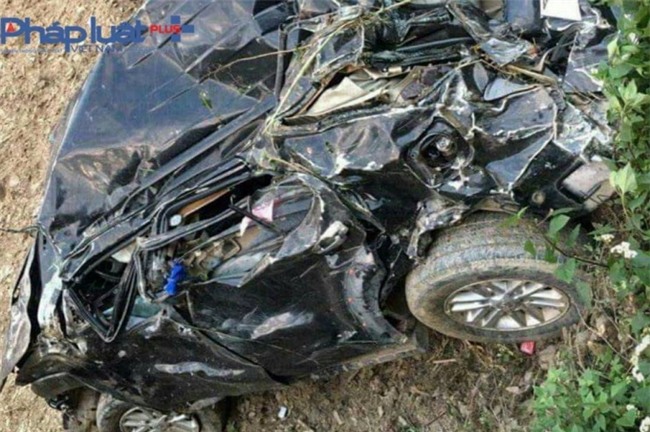 Xe Fortuner hư hỏng hoàn toàn.