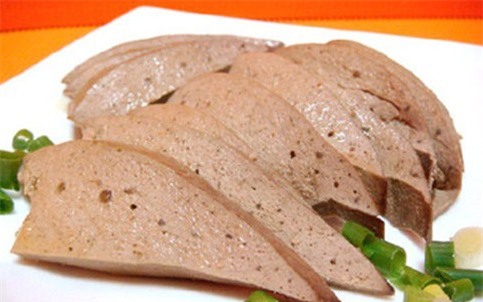 Cần bóp hết máu đọng và luộc chín kỹ gan để khi ăn được yên tâm hơn. Ảnh minh họa