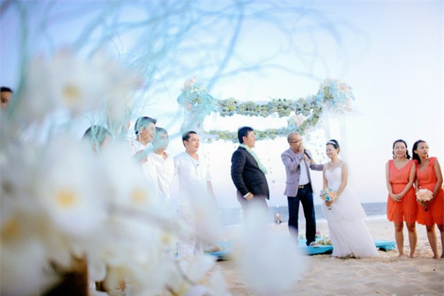 Cặp đôi 14 năm đèo nhau bằng xe máy thay vì xế hộp và hôn lễ kỳ công đẹp long lanh tại biển Phan Thiết - Ảnh 14.