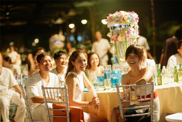 Cặp đôi 14 năm đèo nhau bằng xe máy thay vì xế hộp và hôn lễ kỳ công đẹp long lanh tại biển Phan Thiết - Ảnh 21.