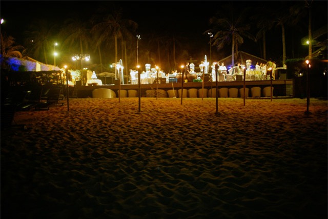 Cặp đôi 14 năm đèo nhau bằng xe máy thay vì xế hộp và hôn lễ kỳ công đẹp long lanh tại biển Phan Thiết - Ảnh 26.