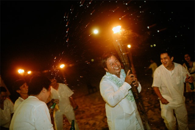 Cặp đôi 14 năm đèo nhau bằng xe máy thay vì xế hộp và hôn lễ kỳ công đẹp long lanh tại biển Phan Thiết - Ảnh 27.