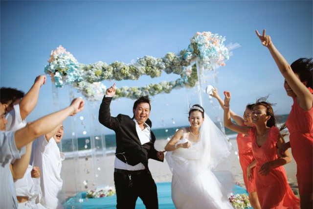 Cặp đôi 14 năm đèo nhau bằng xe máy thay vì xế hộp và hôn lễ kỳ công đẹp long lanh tại biển Phan Thiết - Ảnh 7.