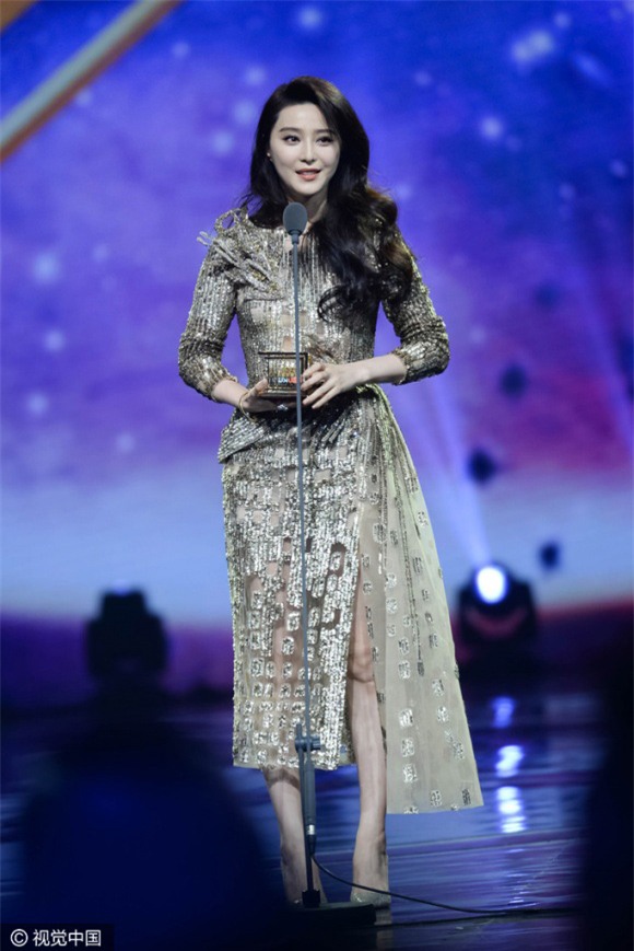 thoi trang sao dep tuan qua: "bat luc" khi mieu ta do dep cua pham huong - 12