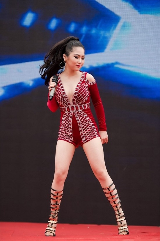 Giữa tiết trời lạnh của Hà Nội, nữ ca sĩ vẫn tự tin diện trang phục ngắn cũn như thế này.