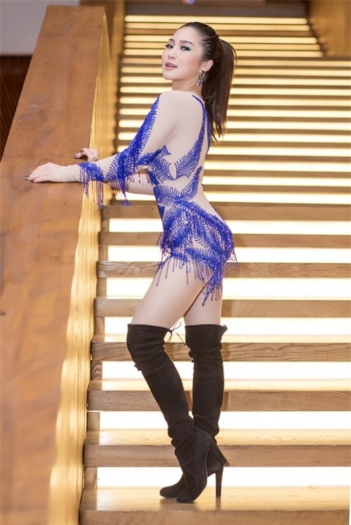 Sử dụng lớp nền màu da kết hợp màu sắc, chi tiết đính kết dường như luôn là công thức yêu thích của nữ ca sĩ.