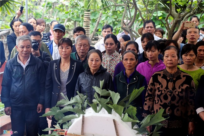Hang tram nguoi tien dua be gai bi sat hai o Nhat ve noi an nghi hinh anh 2