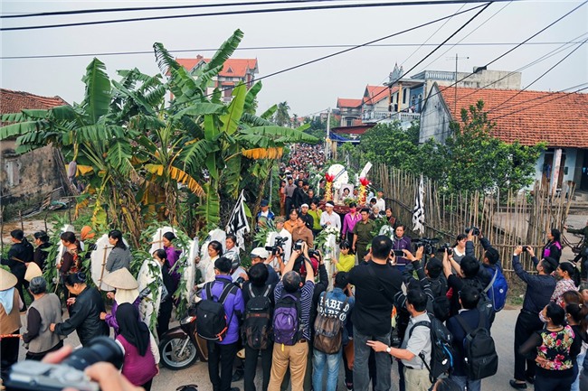 Hang tram nguoi tien dua be gai bi sat hai o Nhat ve noi an nghi hinh anh 4