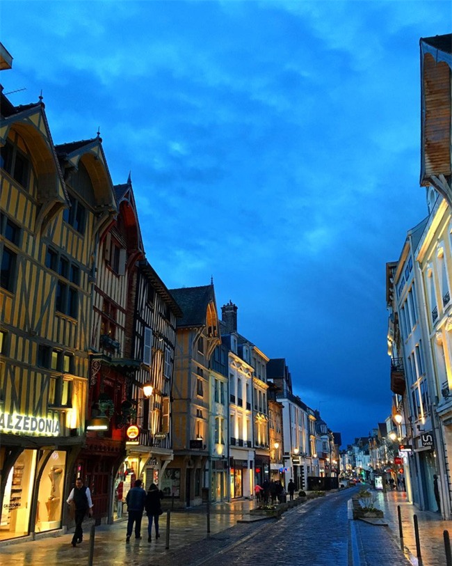 10 ngôi làng đẹp như thiên đường dưới hạ giới của nước Pháp - Ảnh 7.