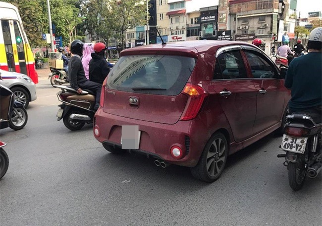 Nữ hành khách ở Hà Nội tố bị tài xế Grab hành hung sau khi cãi vã về chuyện sang đường đón xe - Ảnh 2.