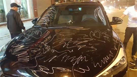 vu o to chang chit vet but xoa: chu xe gui don kien chu nha hinh anh 1