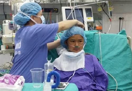 trong giay phut can ke “cua tu”, nguoi cha hien mot phan co the de giu lai su song cho con - 2