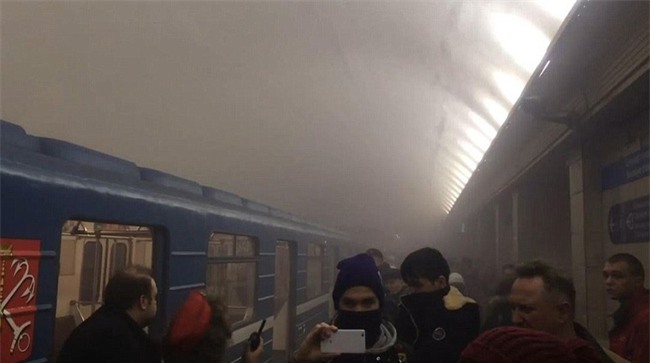 Chùm ảnh: Hiện trường kinh hoàng vụ nổ ga tàu ở Nga khiến ít nhất 10 người thiệt mạng - Ảnh 6.