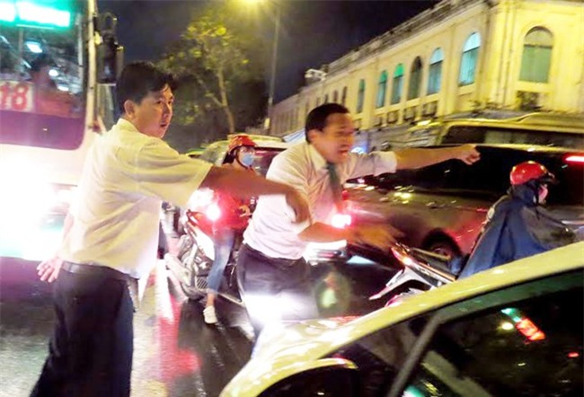 Tai xe taxi xuong duong phan luong giao thong o trung tam Sai Gon hinh anh 1