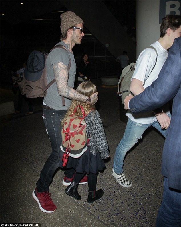 Harper nắm chặt tay bố khi xuất hiện ở sân bay cùng 3 anh trai - Ảnh 3.