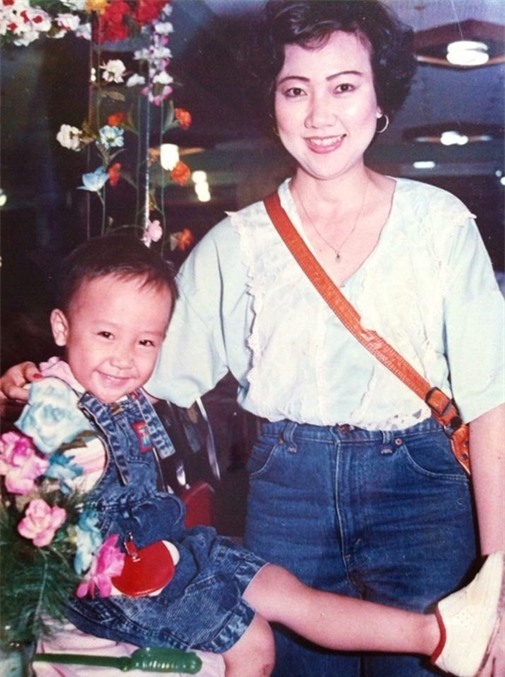 Nam MC cười hớn hở bên cạnh người mẹ xinh đẹp. - Tin sao Viet - Tin tuc sao Viet - Scandal sao Viet - Tin tuc cua Sao - Tin cua Sao
