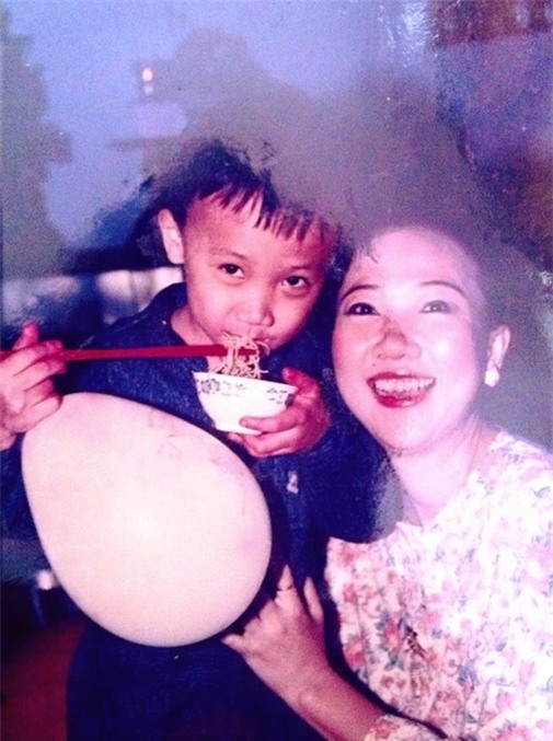 Dù đang ăn mì nhưng Trấn Thành cũng nhanh chóng làm