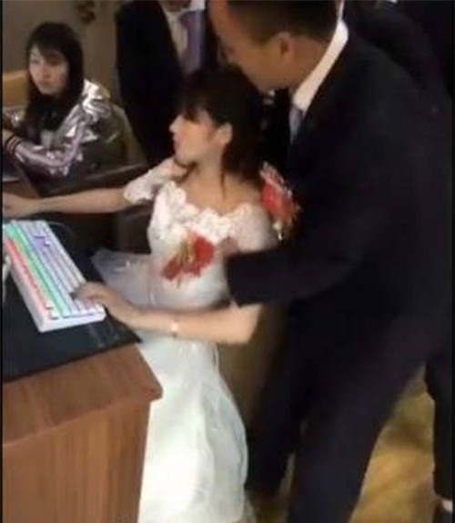 ngay cuoi co dau mai choi game, chu re keo mai khong chiu ve hinh anh 2