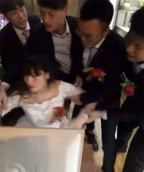 ngay cuoi co dau mai choi game, chu re keo mai khong chiu ve hinh anh 4