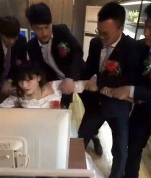 ngay cuoi co dau mai choi game, chu re keo mai khong chiu ve hinh anh 5