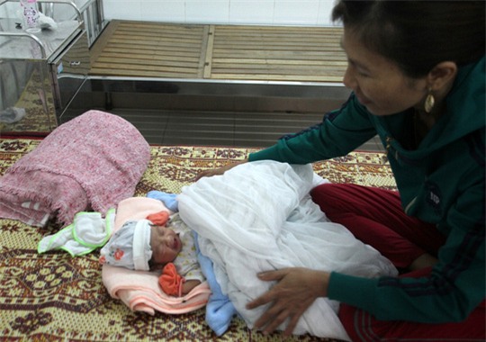 be trai so sinh nang 3,1 kg bi bo roi o canh muong thuy loi - 1