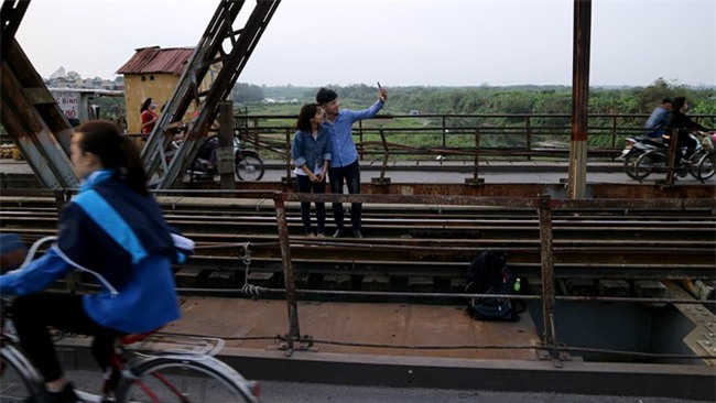 Mạo hiểm tính mạng chụp selfie trên cây cầu trăm tuổi - Ảnh 5.