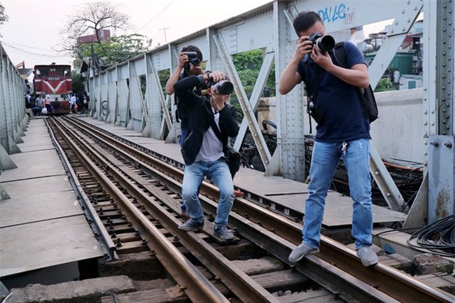 Mạo hiểm tính mạng chụp selfie trên cây cầu trăm tuổi - Ảnh 7.