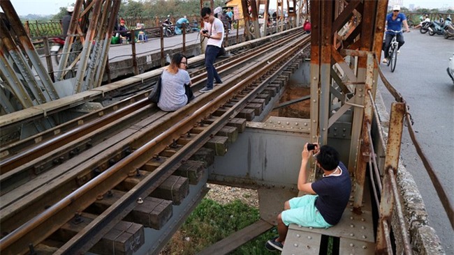 Mạo hiểm tính mạng chụp selfie trên cây cầu trăm tuổi - Ảnh 8.