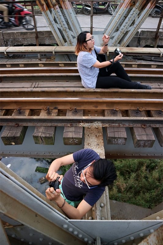 Mạo hiểm tính mạng chụp selfie trên cây cầu trăm tuổi - Ảnh 9.