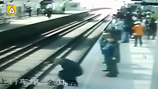 Cụ ông 80 tuổi nhảy xuống đường ray ngay trước khi đoàn tàu tới và cái kết không ai ngờ - Ảnh 2.