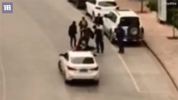 Clip: Nhóm côn đồ hành hung nữ nhân viên trông xe đáng tuổi mẹ mình - Ảnh 4.