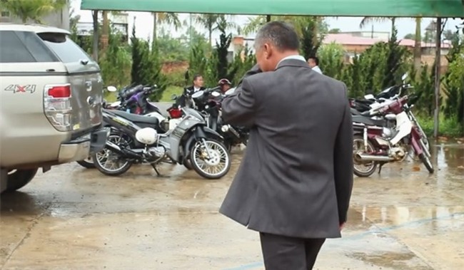 Clip cha nghẹn ngào tiễn con gái về nhà chồng khiến dân mạng bật khóc - Ảnh 4.