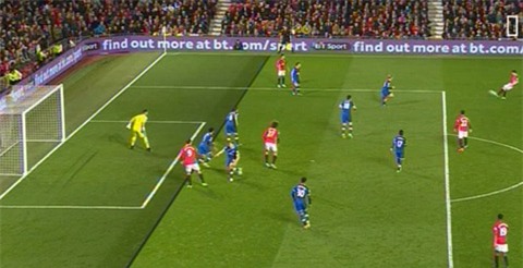 Chân sút người Thụy Điển có vẻ như chưa việt vị trước khi đánh đầu ghi bàn