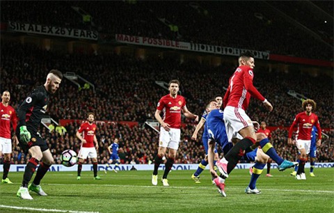 Chơi rình rập, Everton bất ngờ có bàn mở tỷ số do công của đội trưởng Jagielka