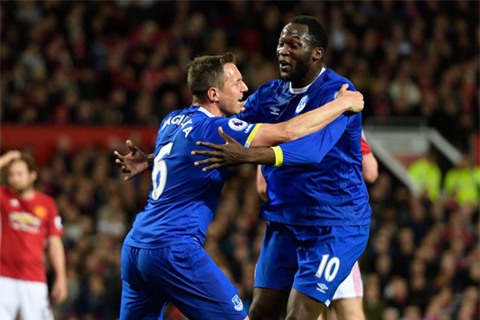 Niềm vui của Jagielka và tiền đạo Lukaku