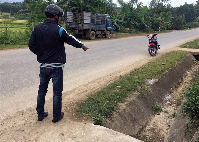 Hiện trường vứt đứa trẻ sơ sinh. Ảnh: Tâm Trí