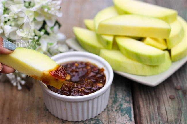 Xoài xanh phải chấm mắm me mới đúng xu hướng, bạn đã biết làm mắm me chấm xoài chưa? - Ảnh 1.