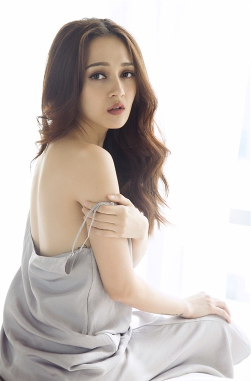 Trong loạt ảnh mới để quảng bá cho sản phẩm âm nhạc, Bảo Anh “khiêu khích” người xem khi nửa kín nửa hở với áo lông hay những chiếc váy ngủ mỏng manh.