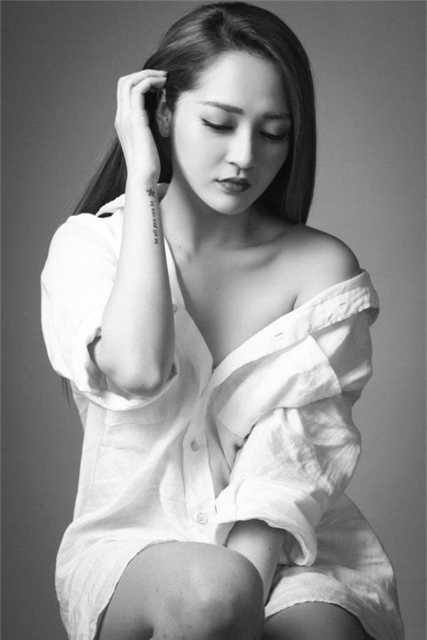 Trong 2 bộ ảnh thời trang đen trắng, nữ ca sĩ vẫn cuốn hút và nổi bật nhờ gương mặt sắc nét, độ hở vừa phải của trang phục.