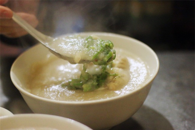 Quán cháo cá bán xuyên đêm hơn 20 năm ngon nức tiếng Hà thành - Ảnh 1.