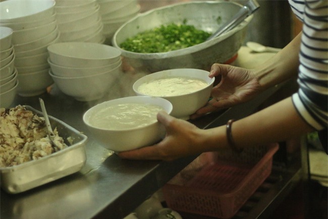 Quán cháo cá bán xuyên đêm hơn 20 năm ngon nức tiếng Hà thành - Ảnh 11.