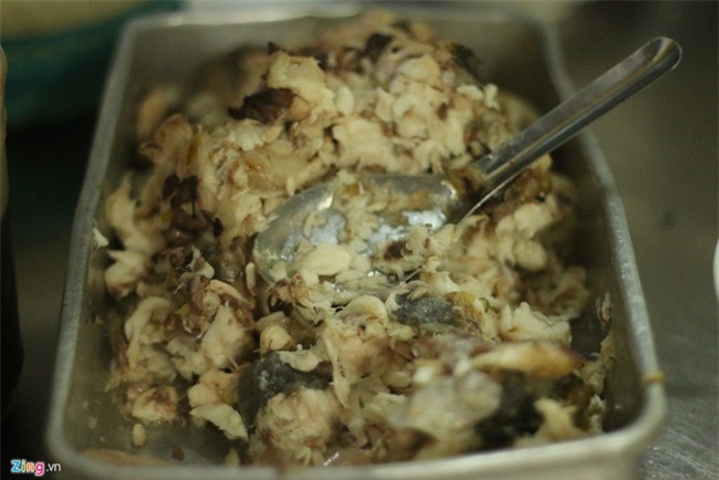 Quán cháo cá bán xuyên đêm hơn 20 năm ngon nức tiếng Hà thành - Ảnh 2.