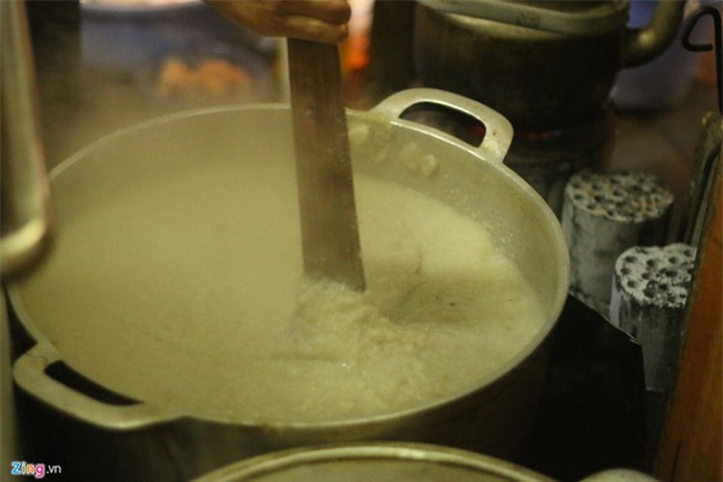 Quán cháo cá bán xuyên đêm hơn 20 năm ngon nức tiếng Hà thành - Ảnh 3.