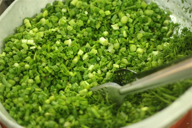 Quán cháo cá bán xuyên đêm hơn 20 năm ngon nức tiếng Hà thành - Ảnh 4.