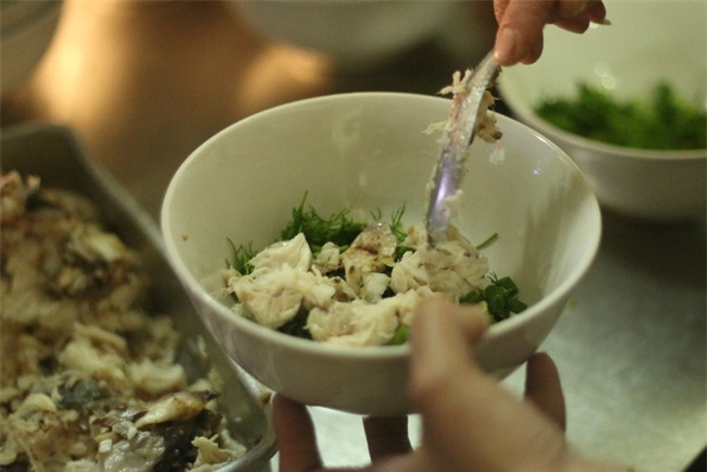 Quán cháo cá bán xuyên đêm hơn 20 năm ngon nức tiếng Hà thành - Ảnh 5.